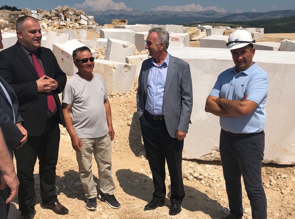 Picture for Minister Šarović visits businessmen in Herzegovina: Successful export of stone to China
